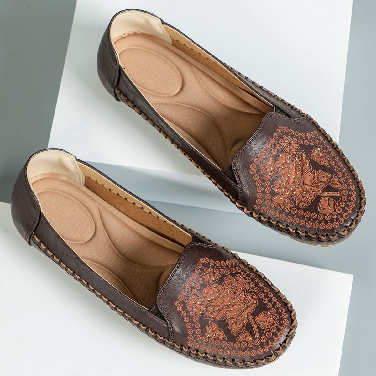

Женские повседневные туфли-балетки, мокасины с ретро-строчкой, модные лоферы из кожи со стразами и принтом, эластичные ремешки, обувь слипоны 43 шоколадный