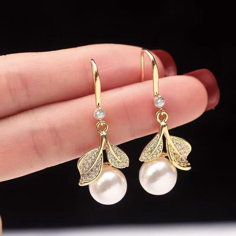 Korean Pearl & Rhinestone Leaf Earrings: Luxury Versatile Ear Hooks for Women