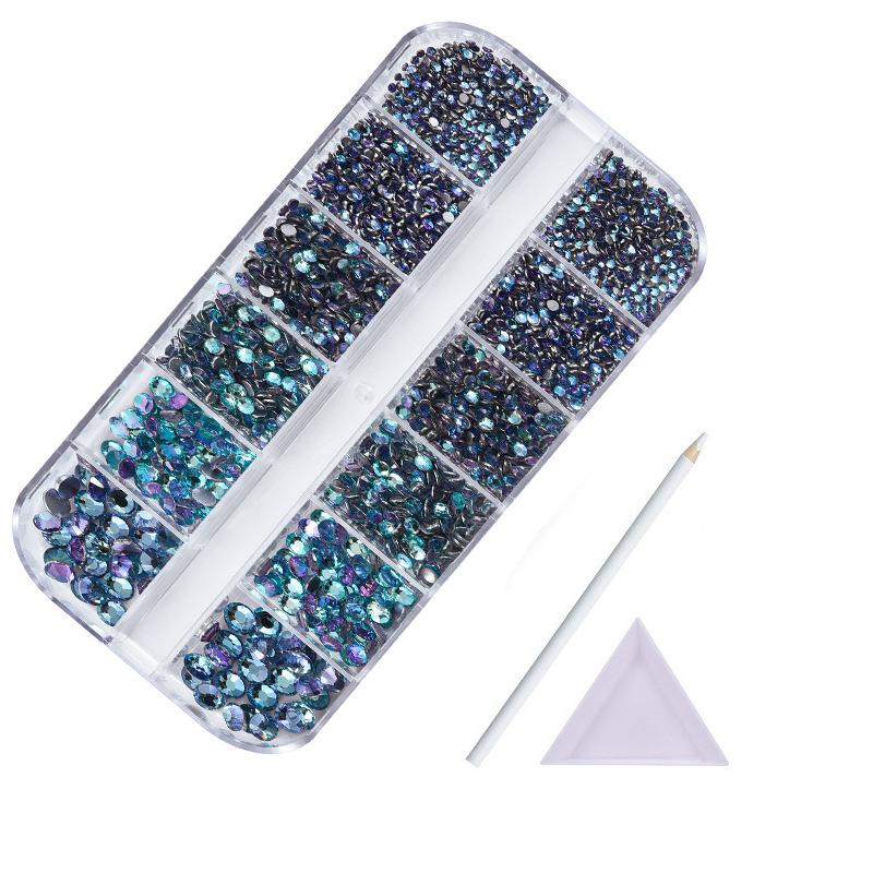 

Набір 12 сіток, Скляний Діамант з плоским дном, Страз, Прикраса для нігтів, Змішані Діамантові DIY аксесуари, Безкоштовна Діамантова ручка, Трикутний диск. Nail Art 12-grid box, about 2100 pcs/box