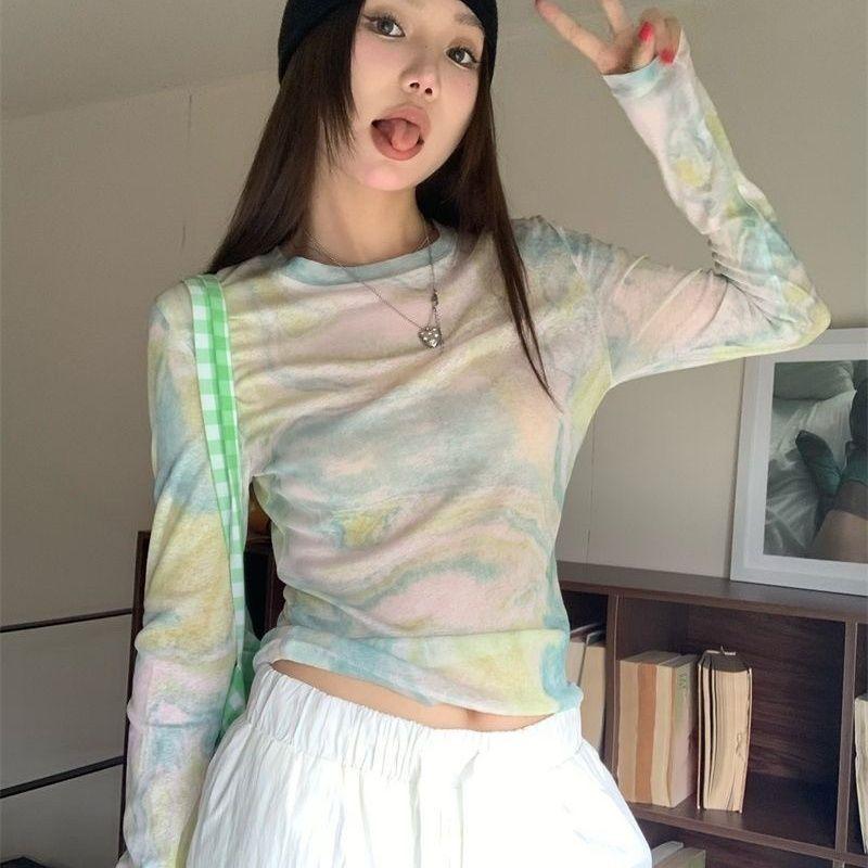 Koszulka z długim rękawem Spicy Girl Tie - Dye z siateczki z gradientowym nadrukiem i filtrem przeciwsłonecznym. Damski letni dopasowany cienki top z poczuciem designu i niszowym stylem