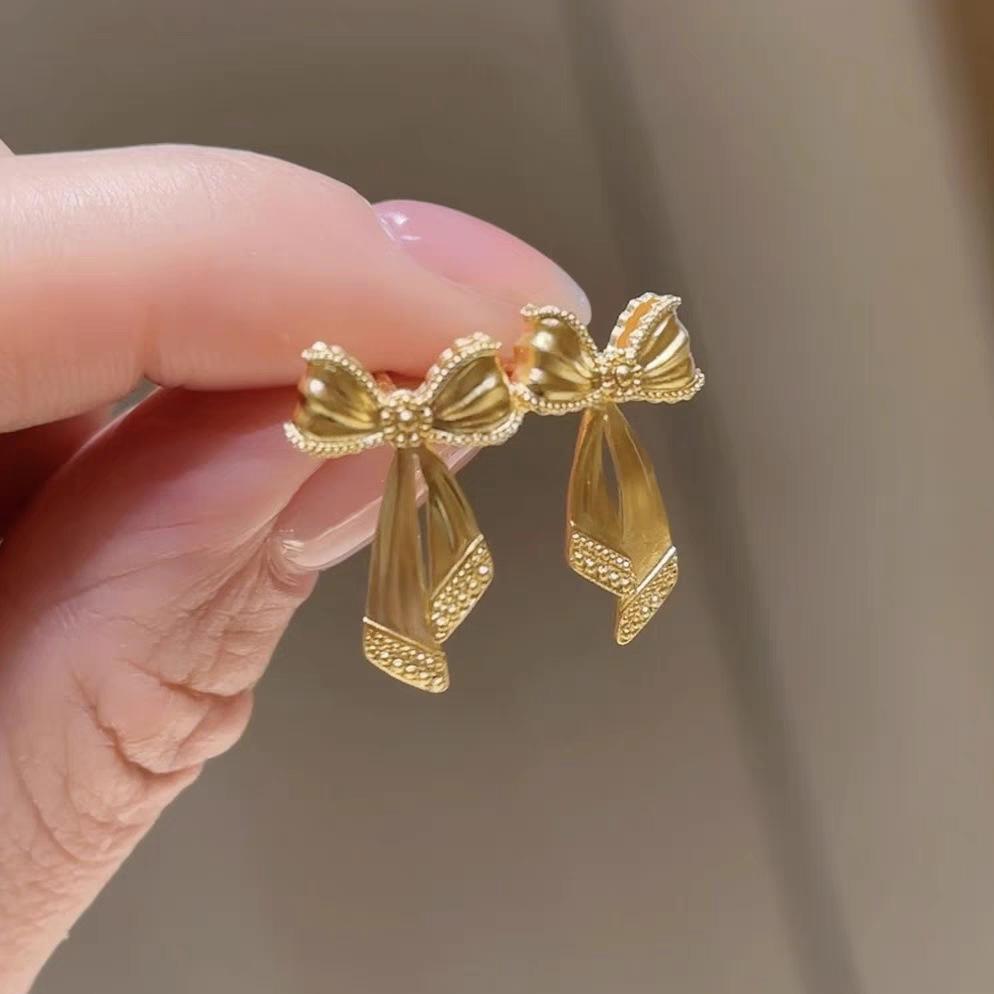 Коллекция Золотые Годы: Набор: Колье с золотой лентой-бантом и серьги-гвоздики