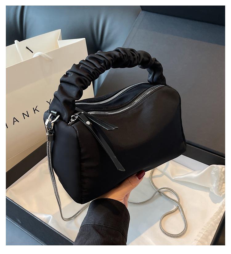 

Простая, атмосферная и модная красота, портативная косая женская сумка на одно плечо, персонализированная маленькая тканевая сумка, новая модель 2025 года чёрный