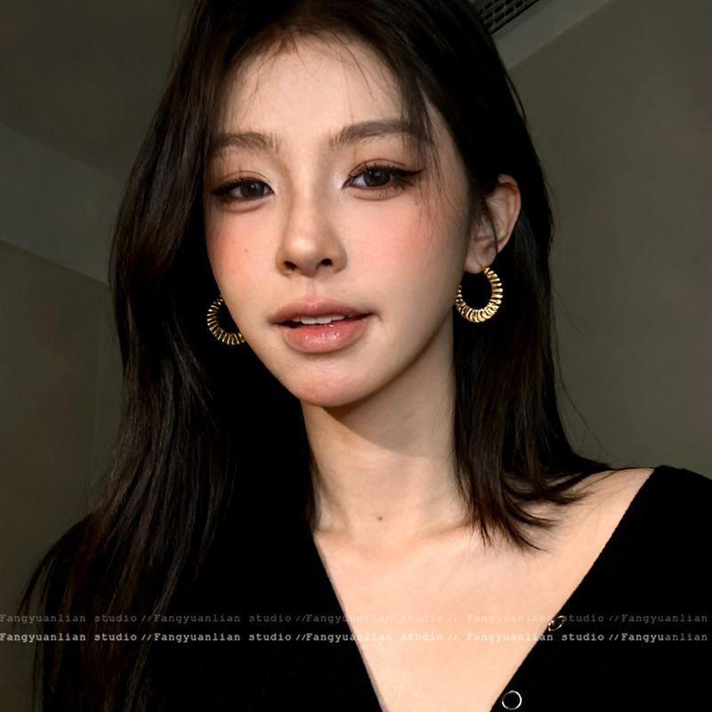 European and American Style Retro Metal Sunflower Earrings for Women 2026 New Niche Minimalist Style Hoop Earrings Exaggerated Ear Accessories