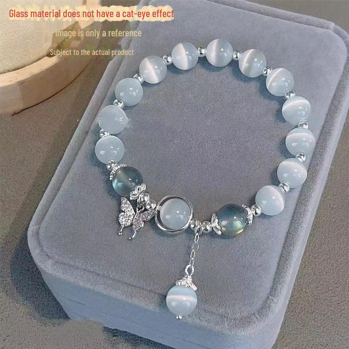 

Браслет в виде серой лунной бабочки с имитацией кошачьего глаза идеально подойдет для стильных студенток, которые ищут универсальные и модные аксессуары.