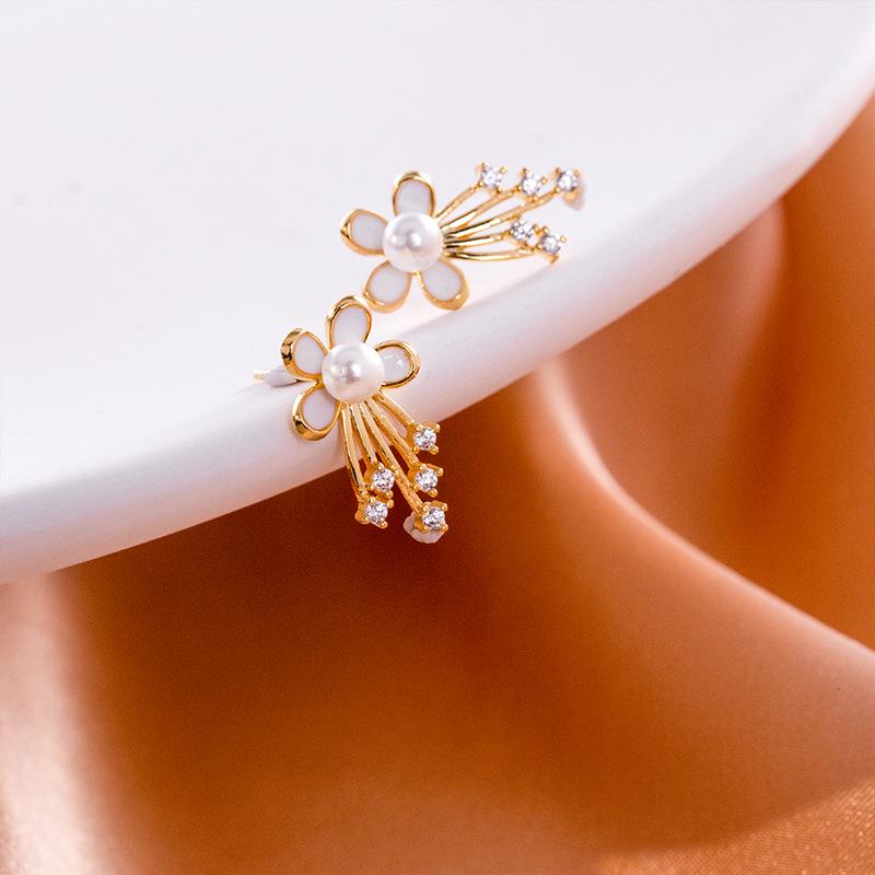 

Banyan Tree S925 Silver Korean Small Petal Tassel Earrings with Sparkling Diamonds and Pearls. 925 Silver