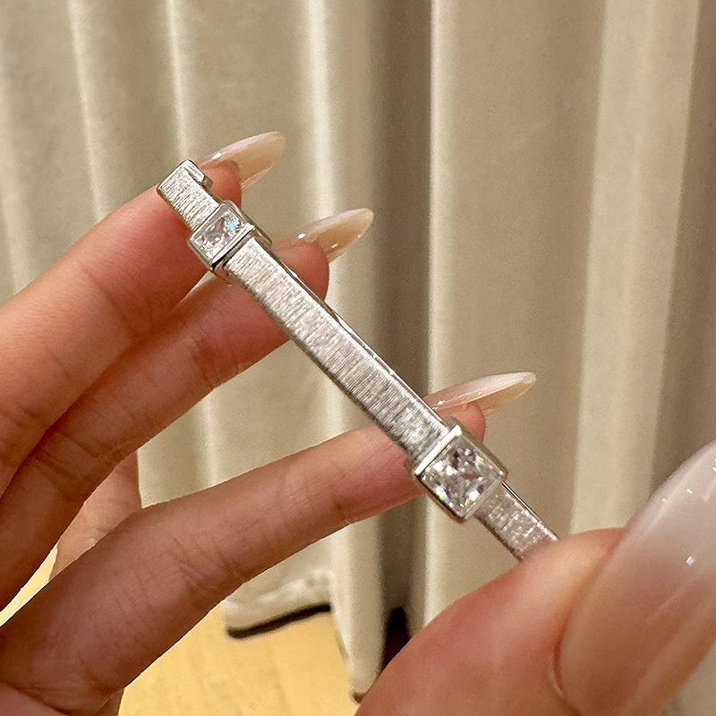 

fashion light luxury bangles for men Star brushed square diamond bracelet for women s new in and women banquet gifts білий