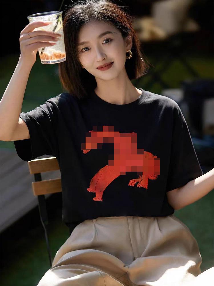 

Женская футболка Si Yuan с принтом знака зодиака Лошадь, свободный крой, простой линейный рисунок, короткий рукав, круглый вырез, издание 2026 года Medium чёрный