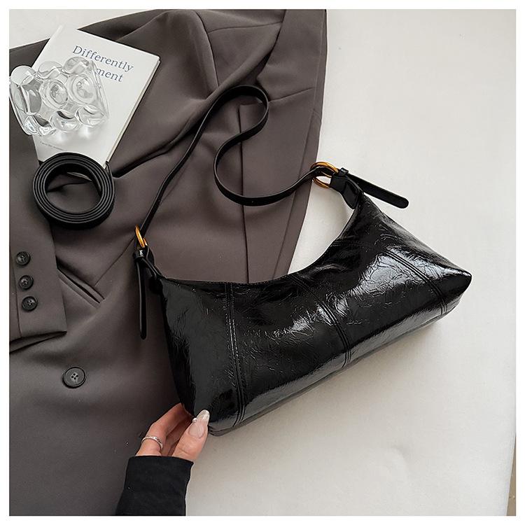 

French niche design bag women s 2025 new fashion baguette armpit bag oil wax leather retro commuter shoulder bag чёрный