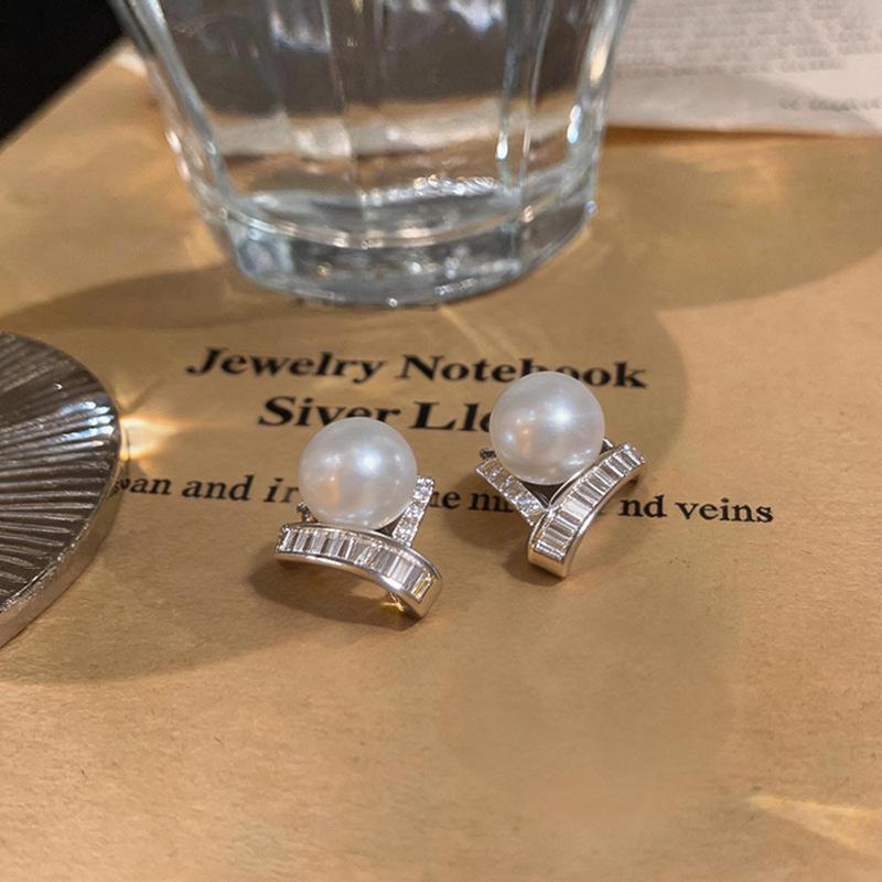 Silver Needle Zirconia Pearl Stud Earrings: High-End, Versatile, Exquisite Fashion Accessories for Women.