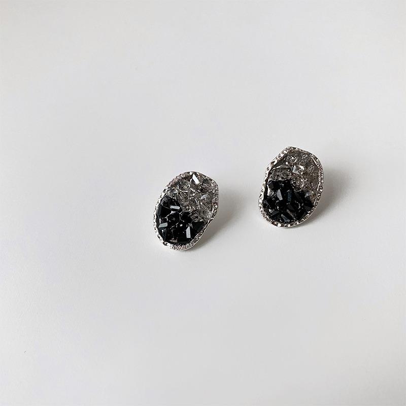 

Серьги с семимильной черной морской солью: Осенне-зимние крутые шипы в гонконгском стиле для шикарного образа