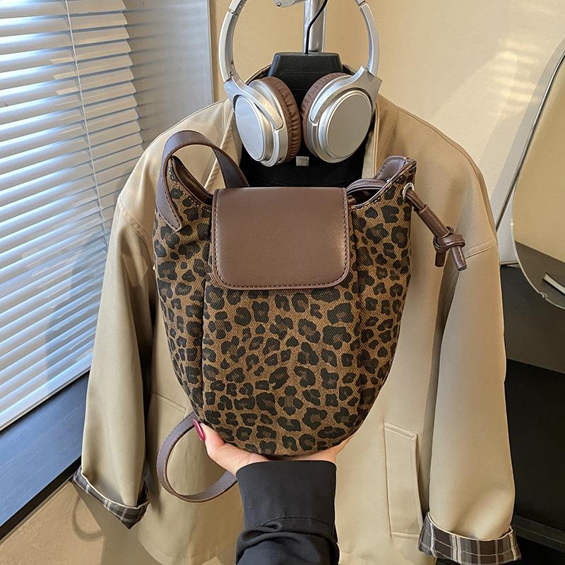 

Niche casual personalized bucket bag fashion trend simple bag women s 2025 autumn and winter new shoulder messenger bag цветной печати леопарда