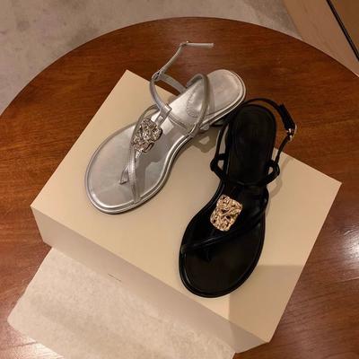 Neuer Stil von Schuhen mit dünnen Riemchen und dicken Absätzen und hochhackigen Flip-Flops
