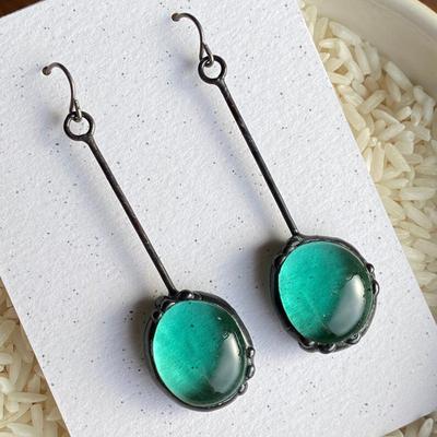 Charm Schwarze Farbe Runde Grüne Stein Schnitzerei Hängeohrringe für Frauen Schmuck
