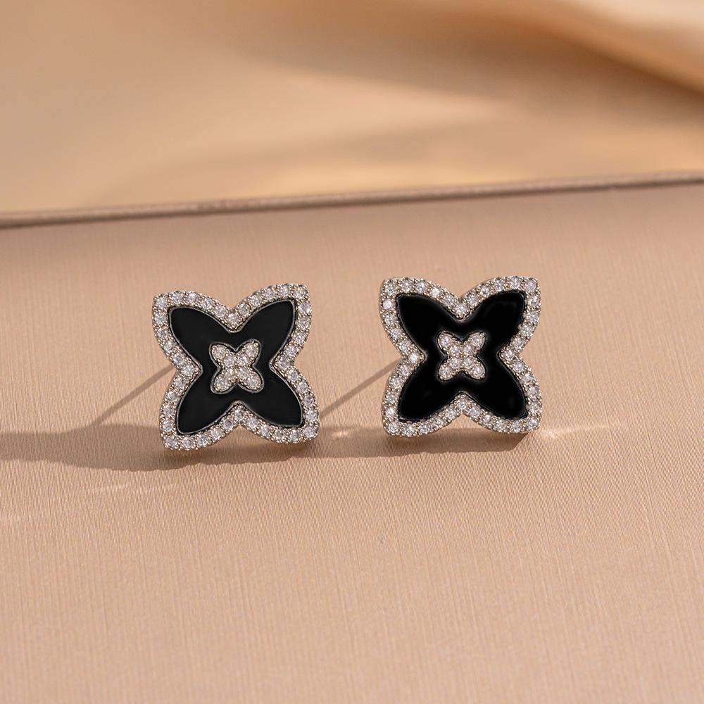 Eleganckie kolczyki sztyfty z cyrkoniami w kształcie koniczynki i misia - Nowy szykowny design