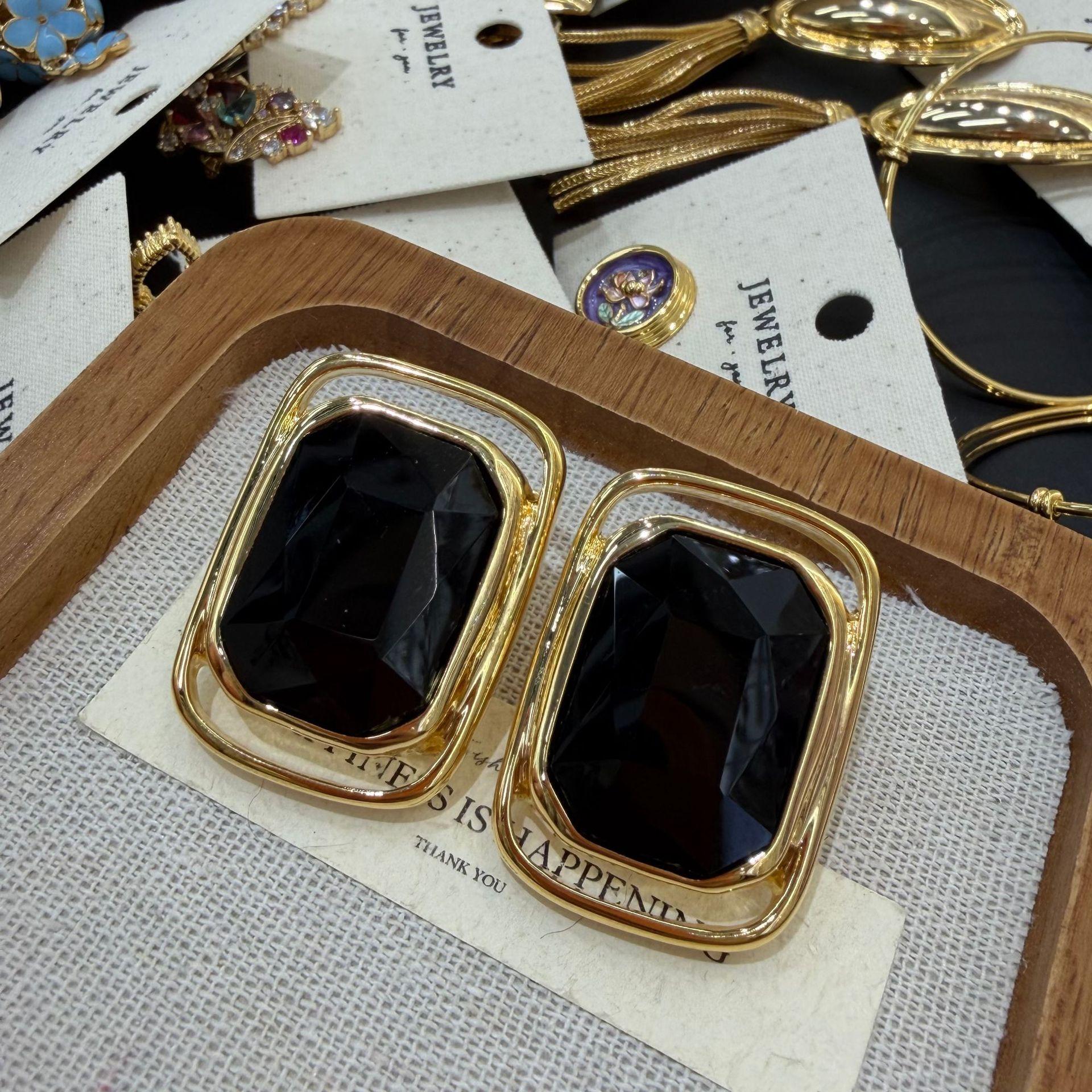 

Design Sense Retro Personality Black Long Square Exaggerated Stud Earrings Trend Temperament High Atmosphere Earrings