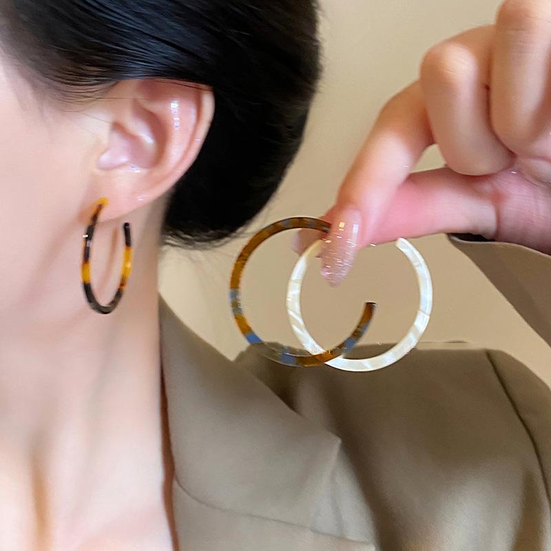 

Leopard print plain ring large earrings for women in 2025, popular high-end earrings, Hong Kong style temperament exaggerated circle earrings