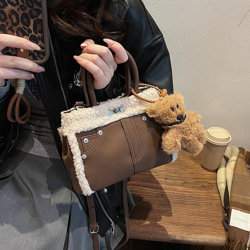 Autumn and Winter Retro Lamb Wool Tote Bag Women's 2025 New Shoulder Messenger Bag High-end Fluff Portable Bucket Bag