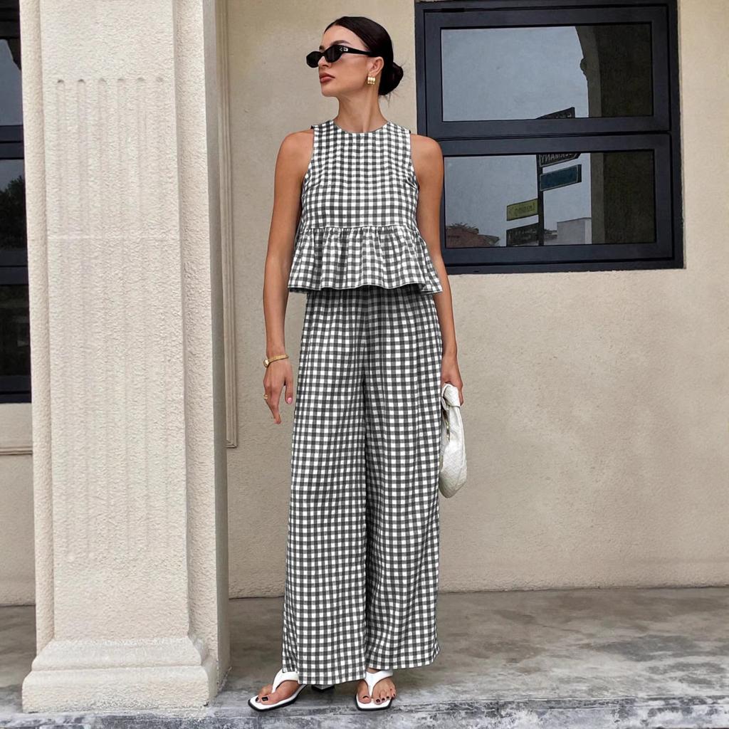 Completo da donna con crop top senza maniche a quadretti Vichy e pantaloni a gamba larga