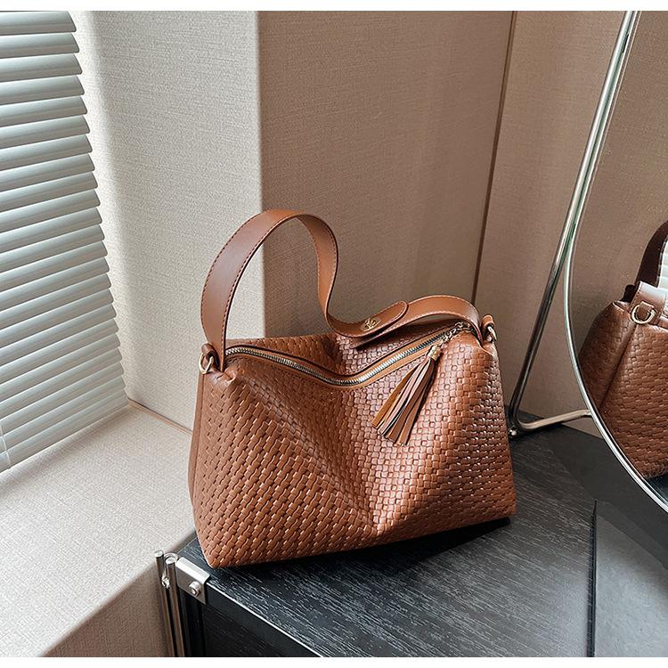 

Сумка женская 2024 года, новая повседневная женская сумка большой вместимости для поездок на работу, универсальная сумка через плечо в иностранном стиле, сумка-подушка коричневый