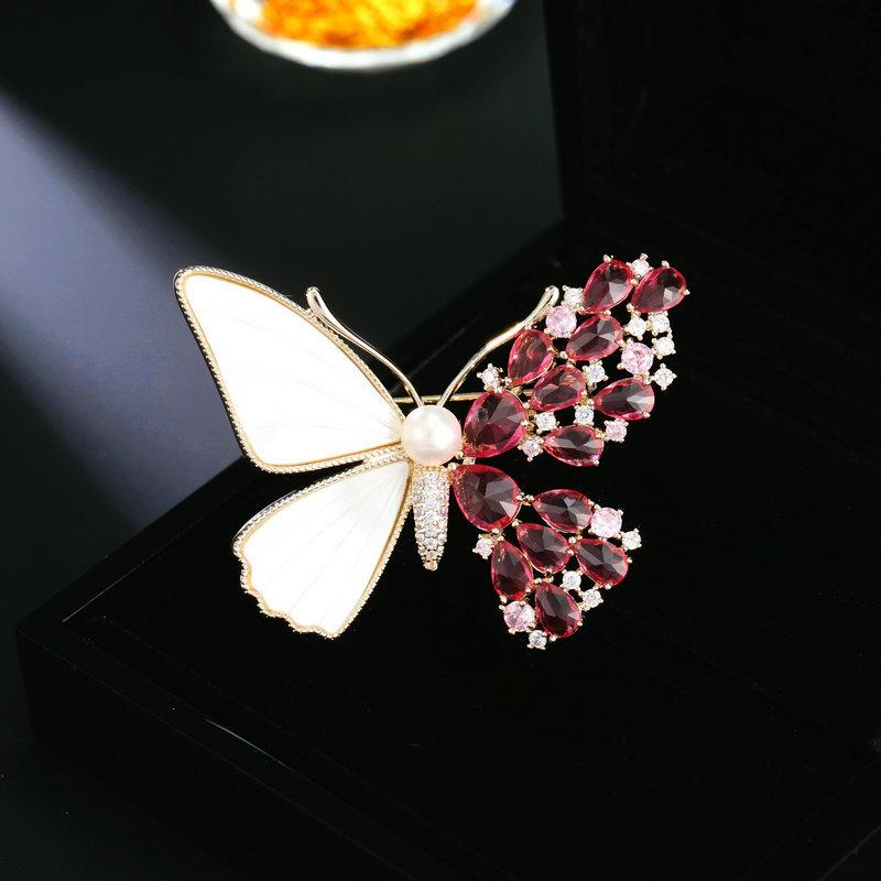 

Натуральная перламутровая бабочка из пресноводного жемчуга, брошь в виде кристалла, брошь высокого дизайна, элегантный костюм, модные аксессуары