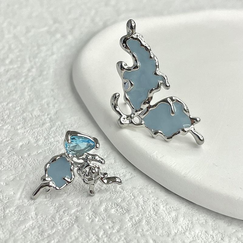 Вариант Мятно-синие Серьги-гвоздики с Розой-бабочкой Нишевый Дизайн Асимметричные Серьги Премиальные Серьги с Алмазами