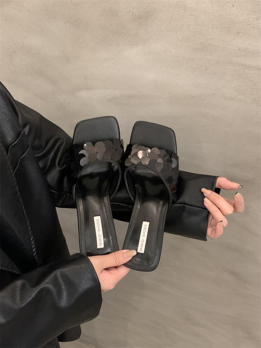 

Летом 2024 года новые нишевые модные тапочки носят с тонкими каблуками и пайетками, босоножками на высоком каблуке и женскими туфлями. 40 чёрный