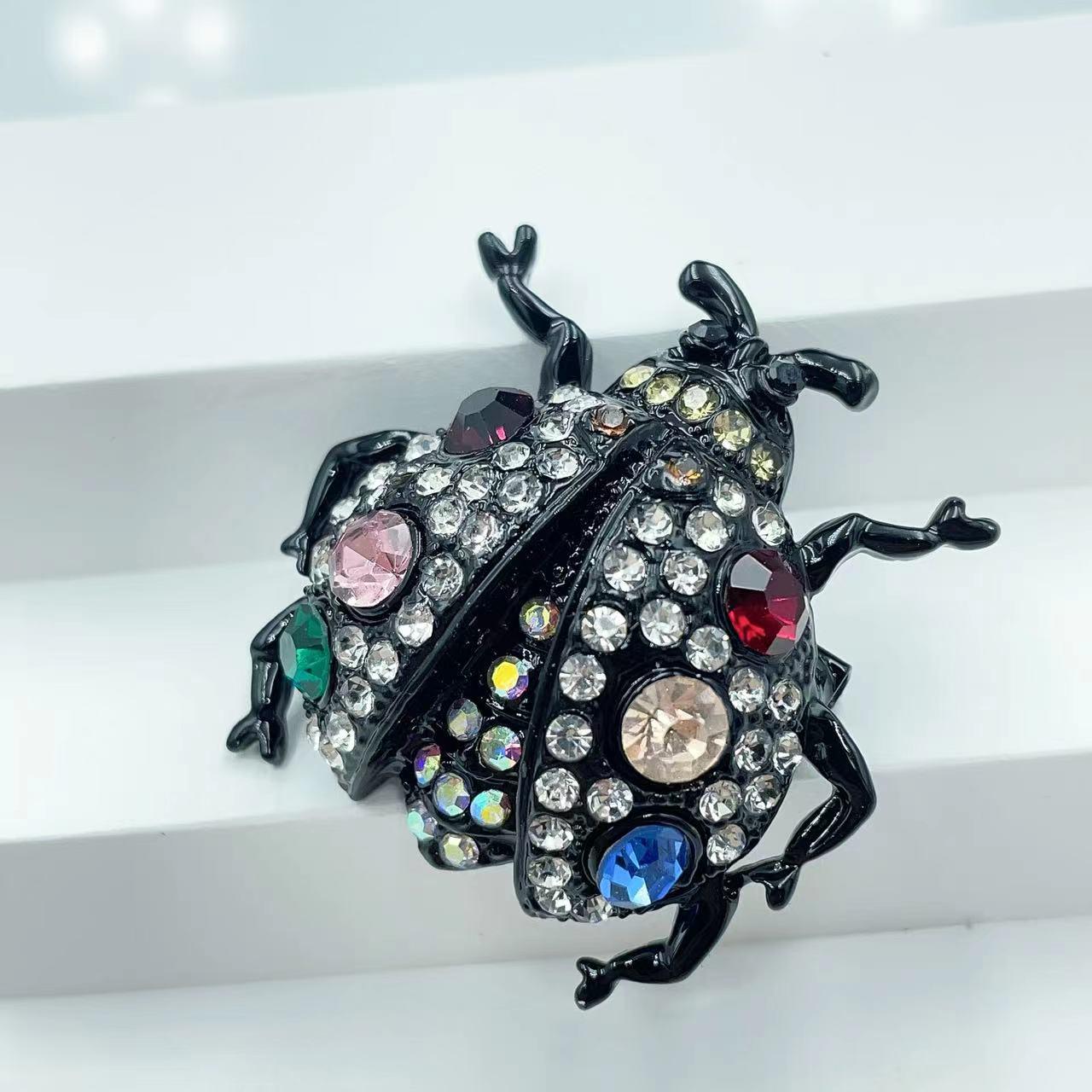 

Элегантная брошь-божья коровка с бриллиантами - булавка-жук из высококачественного сплава с эмалью, идеально подходит для аксессуаров для одежды.