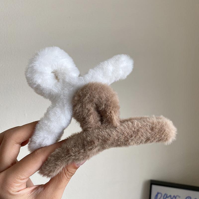 Plush Hair Claw Elegant Acrylic Hairpins Faux Fur Hair Clip Barrette Crab Headwear for Women Girls Winter Hair Accessories