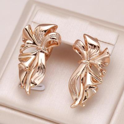 Ungewöhnliche gefaltete geometrische glänzende goldene Damen-Clip-Ohrringe für den Alltag, Vintage-Schmuck