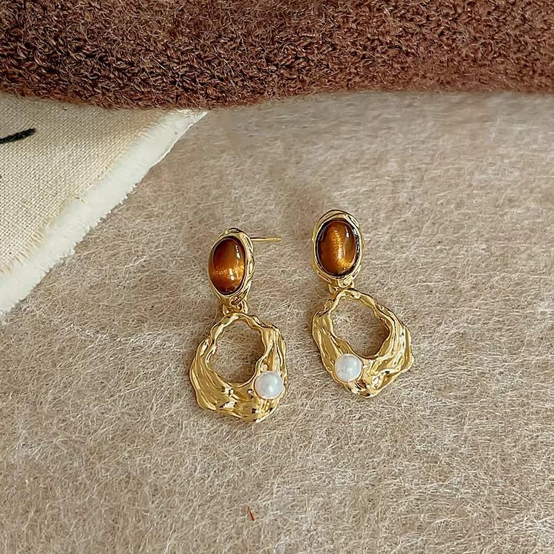 Elegant Pearl Stud Earrings: Simple, High-End Design for Autumn/Winter 2024