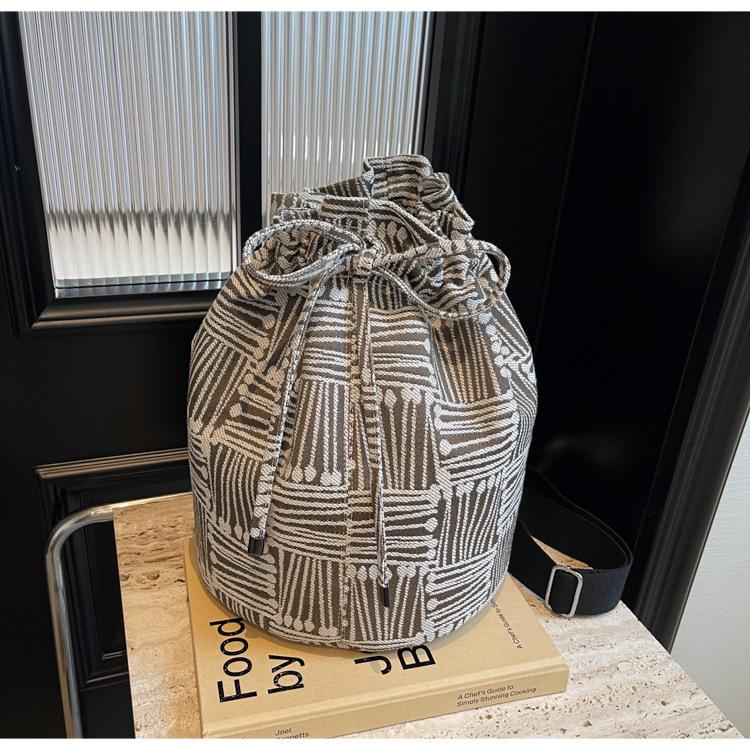 

Популярна в цьому році полотняна сумка для жінок великої місткості 2024 року, нова осінньо-зимова сумка для дозвілля, сумка-відро темно-коричневого кольору