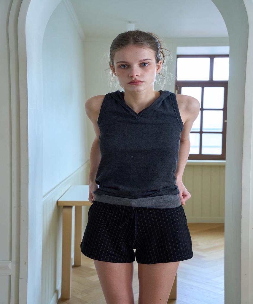 Onyueooun Turn-Up Waist Stripe Shorts (Black)