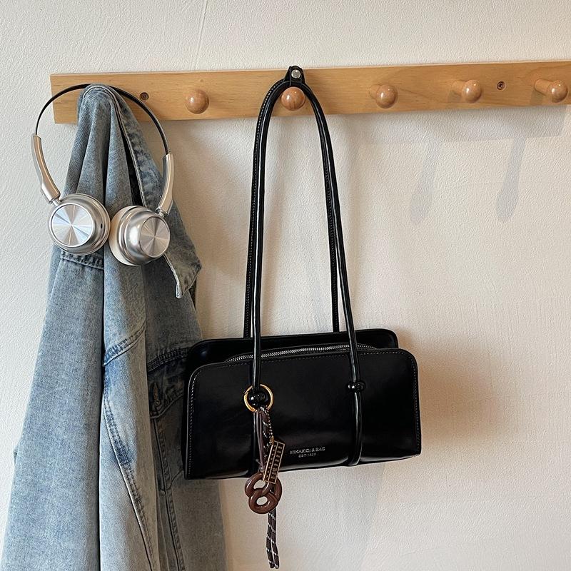 

This year, single-shoulder solid-color women s bags are popular, and new trendy niche portable commuter baguette women s bags in autumn and winter 202 Without pendant