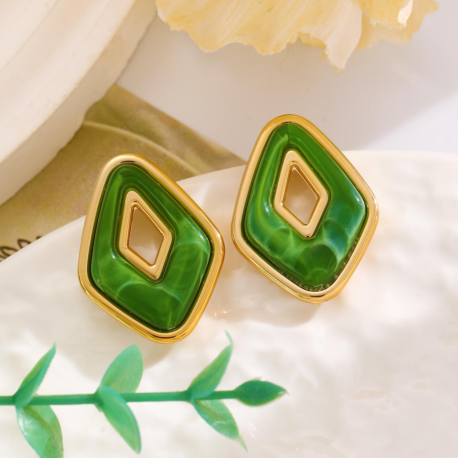 

Digadagu Metal Hollowed Out Rhombus Geometric Stud Earrings New Women s Elegant Luxury Earrings Holiday Zircon Accessories зелений