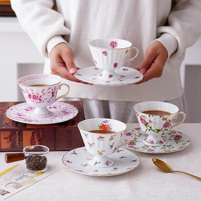 Blumen Nachmittagstee, Kaffeetassen und Teller
