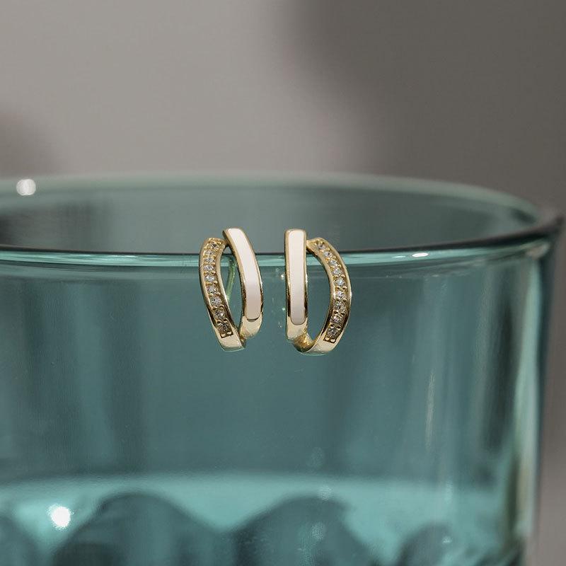 

Diamond-inlaid Oil-dripping Earrings Slit Slit Design Simple Design Sense Lazy French New Year Style