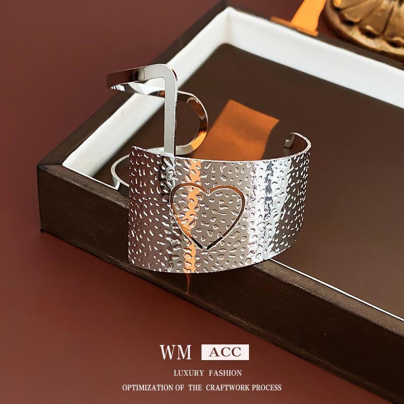 European & American Pleated Metal Bangle: Elegant Cold-Style Bracelet with High-End Luxury Design