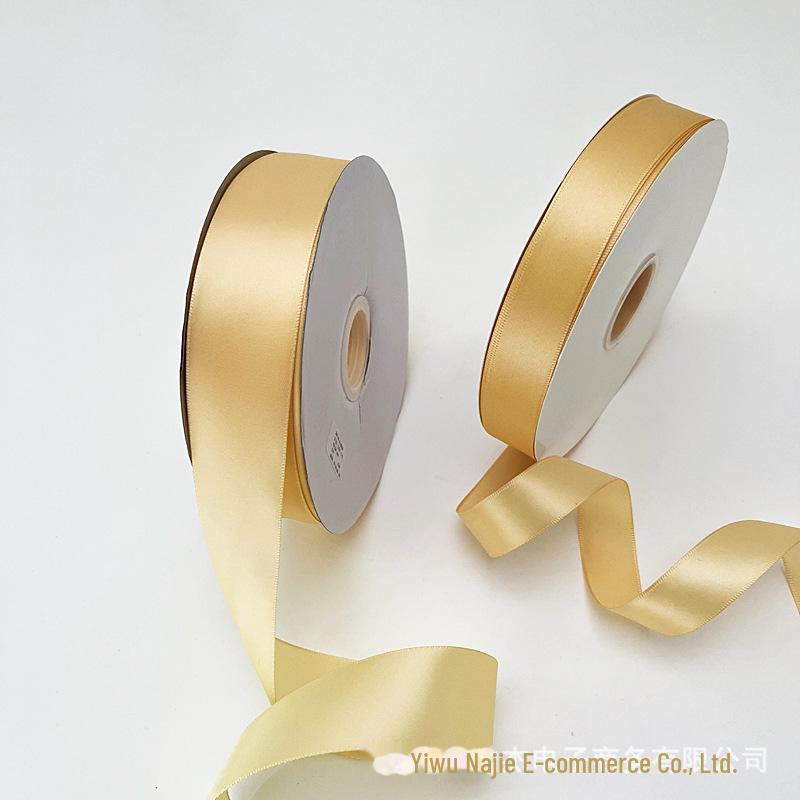 Ljusguld Satinsnöre Set: 2,5 cm Låda, 2 cm, 1 cm & 6 mm Rullar med Fjärilsdekorationer