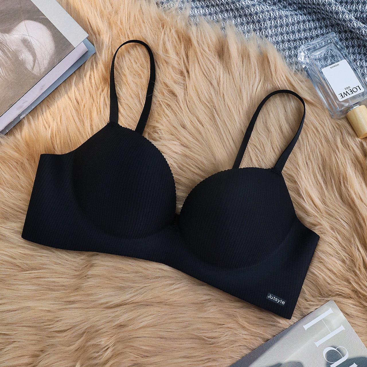 

«Бесшовный бюстгальтер без косточек для женщин с маленькой грудью»: Собирает грудь по бокам, предотвращает образование подгрудных складок, обеспечивает комфорт.