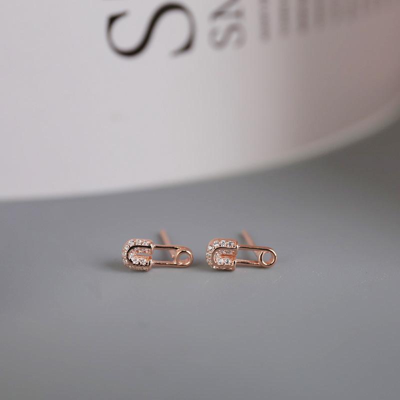 

Серьги-булавки с бриллиантовой инкрустацией для женщин. Креативные и модные серьги в корейском стиле Ins Style Simple Niche Design.