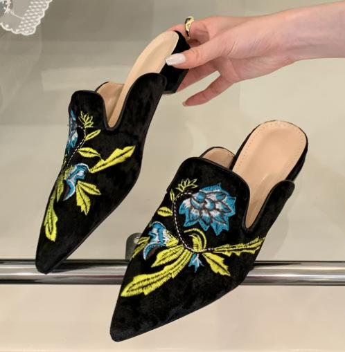 2026 New Women's Shoes Embroidery Flower Slippers Pointed Toe Flat Slippers Slip On Women High Heels Designer Closed Toe Mules