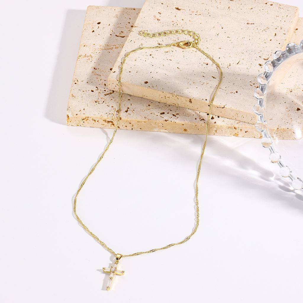 Collier pour Femmes Collier Croix Chaîne Délicate pour Clavicule Femmes Simple Avancé Léger Luxe Cuivre Zircone Collier Croix Collier Élégant