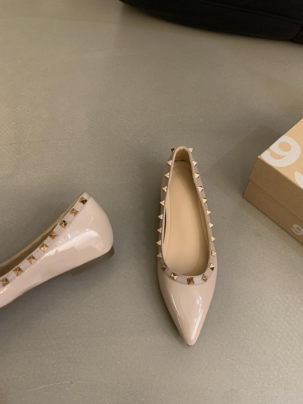 

Нишевый дизайнерский стиль, туфли-одиночки с заклепками, женская обувь с внутренней высотой, осень и лето, на одном педале, для通勤, черные туфли, французская маленькая кожа 40