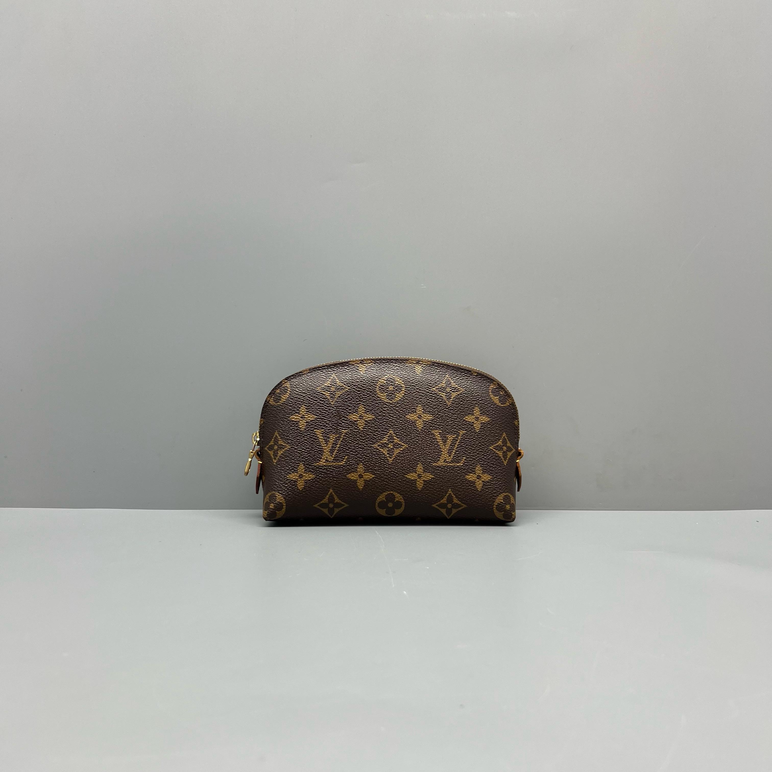 [Pre-Owned] Classic Monogram Canvas Cosmetic Shell Clutch - Very Good #1355SPJ ONE SIZE