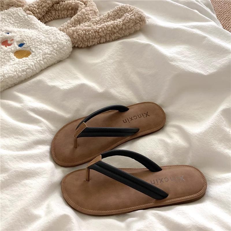 Flip-Flops Damenmode Oberbekleidung 2025 Sommer coole Hausschuhe Koreanische Version von Studenten schlichte rutschfeste Zehensteg-Strand-Sandalen