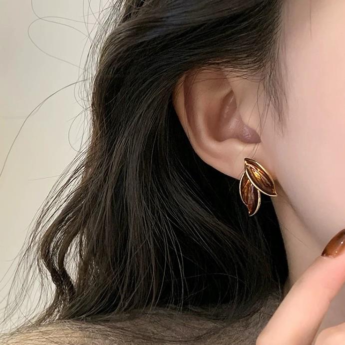 Luksusowe Brązowe Kolczyki Liściaste dla Kobiet - Szykowne i Wszechstronne Jesienno-Zimowe Akcesoria.