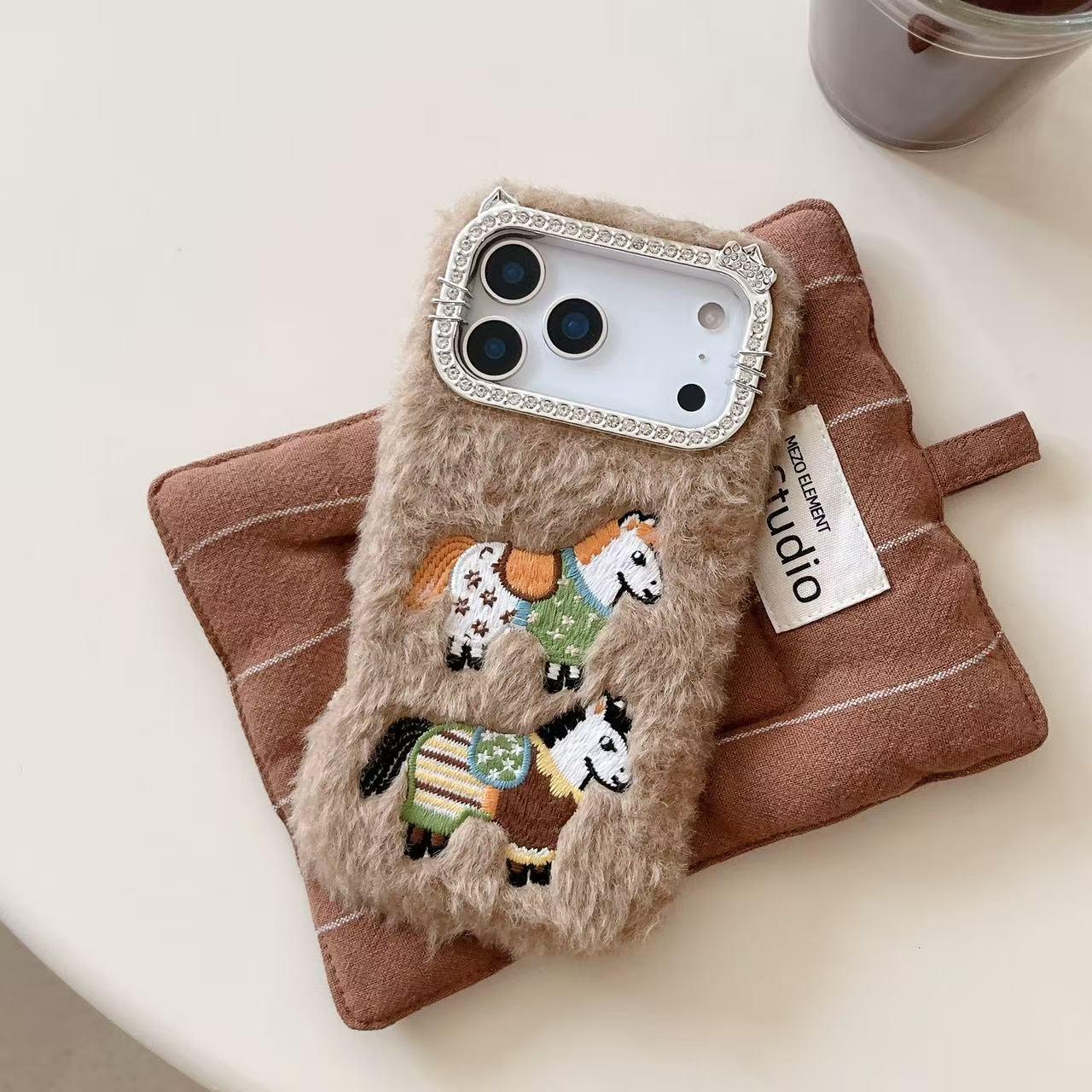 

Кольорова вишита плюшева накладка на телефон у вигляді коня з ремінцем для iPhone 17 Pro Max iPhone 15 Pro