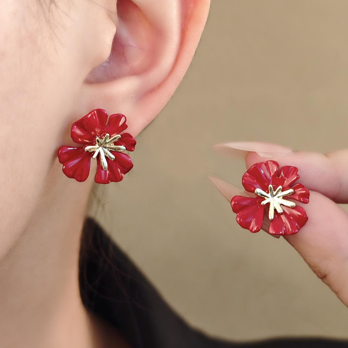 

Элегантные серьги с красными цветами во французском винтажном стиле с простым дизайном - минималистичные и элегантные женские украшения для ушей красный