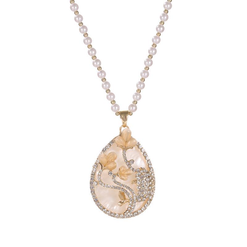 Korean Fashion Flower Sweater Chain Necklace - Autumn/Winter Women's High-End Cat's Eye Camellia Pendant.