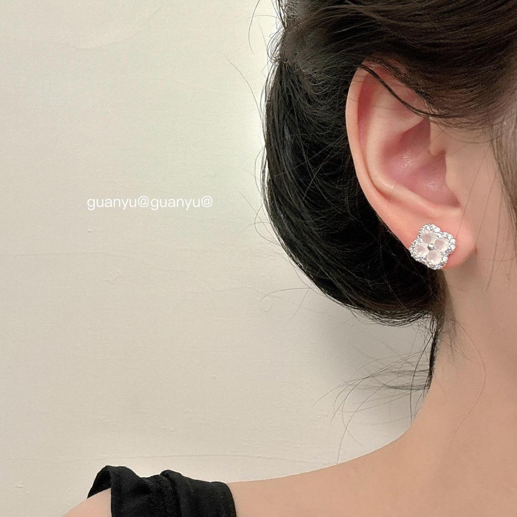 Neue Zirkon-Blumenstecker - Elegant und vielseitig für Damen